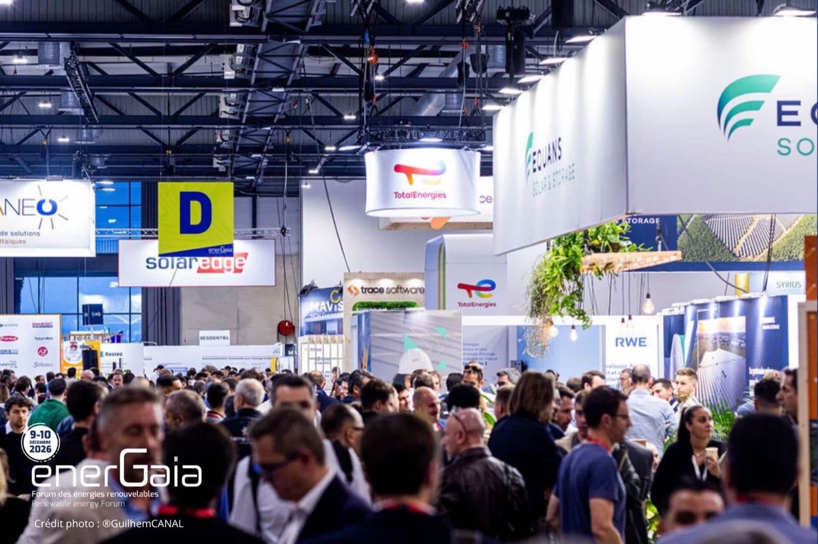 Crowds in an EnerGaïa hall, between exhibitor stands